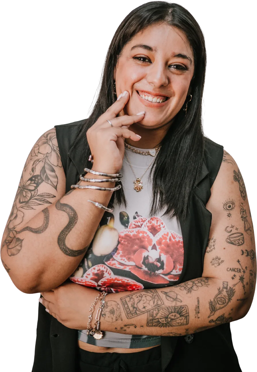 Sara Scotto pensativa con la mano en el mentón