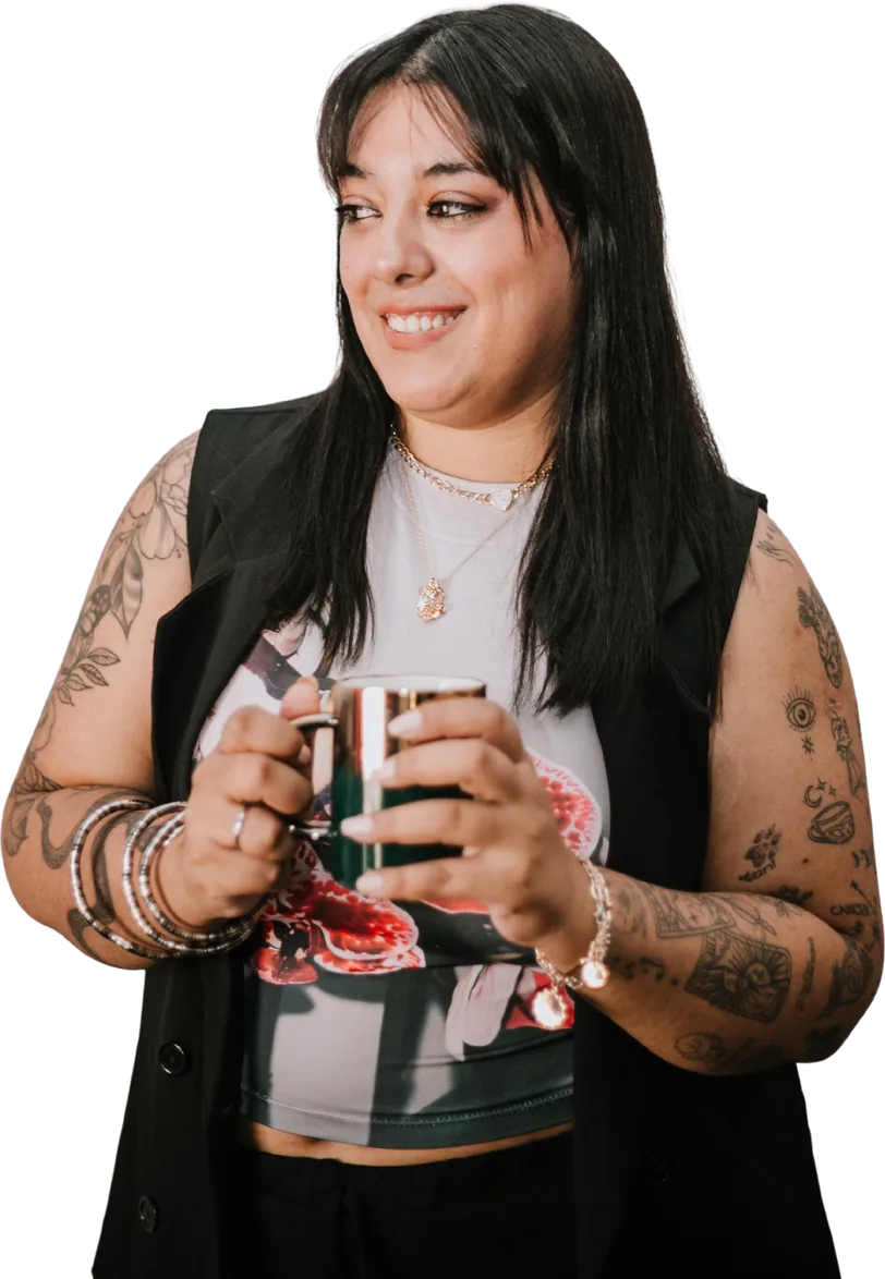 Sara Scotto con una taza en las manos